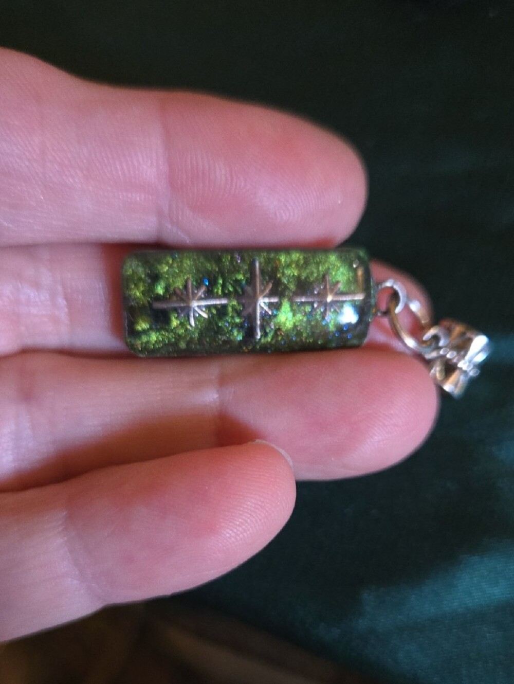 Hand Craftef UV Resin Sparkling Green Iridescent Star Bar Pendant - Picture 4 of 4